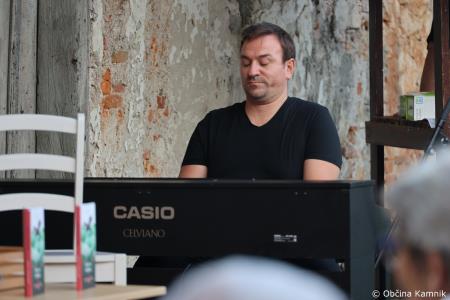 Ob Maistrovem letu izšla pesniška zbirka Maistrovih trideset (19)